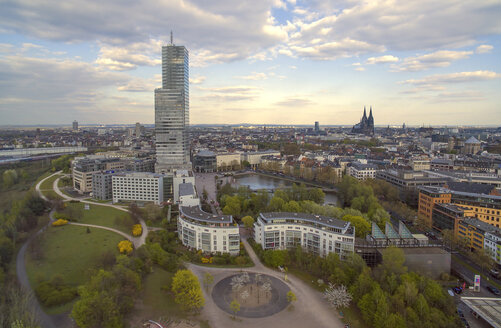 Deutschland, Köln, Stadtansicht mit Mediapark und Dom am Abend - SEEF000001