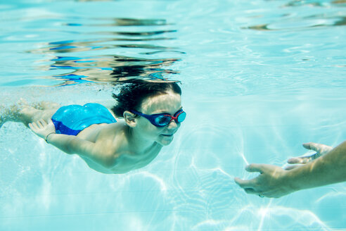 Junge taucht zu seiner Mutter, unter Wasser, Schwimmbad - ZOCF000066