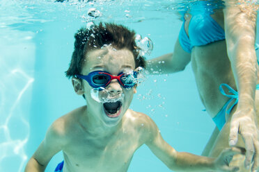 Kleiner Junge unter Wasser, Luftblasen - ZOCF000067