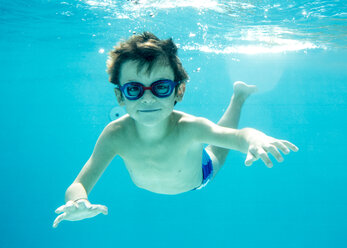 young boy diving underwater, swimming pool - ZOCF000069