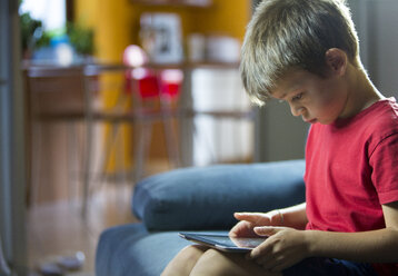 Kleiner Junge benutzt digitales Tablet zu Hause - ZOCF000071