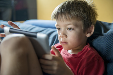Kleiner Junge benutzt digitales Tablet zu Hause, lizenzfreies Stockfoto