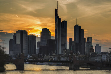 Deutschland, Hessen, Frankfurt, Bankenviertel bei Sonnenuntergang, Tower 185, Commerzbank, HelaBa und alte Brücke - WGF000851