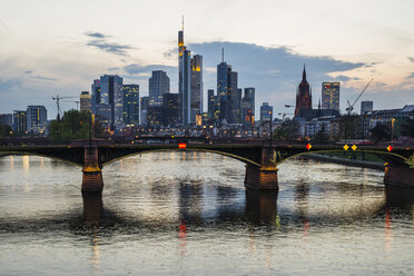 Deutschland, Hessen, Frankfurt, Bankenviertel bei Sonnenuntergang, Tower 185, Commerzbank, HelaBa, Deutsche Bank und Ignatz-Bubis-Brücke - WGF000852