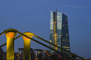Deutschland, Hessen, Frankfurt, Main und der Hauptsitz der Europäischen Zentralbank am Abend - WGF000853