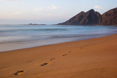 Portugal, Algarve, Atlantic Coast, Bordeira, beach with footmarks - ASAF000013