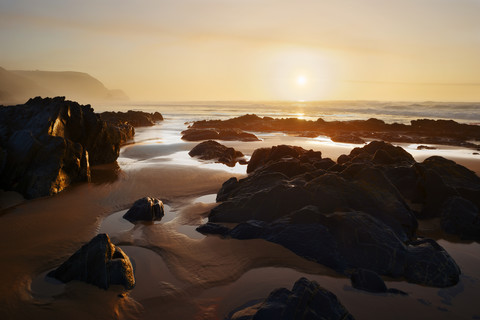 Portugal, Algarve, Bordeira, Atlantikküste, Strand bei Sonnenuntergang, lizenzfreies Stockfoto