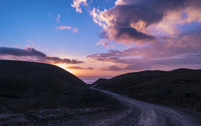 Portugal, Algarve, Aljezur, Atlantikküste, Straße am Abend - ASAF000015