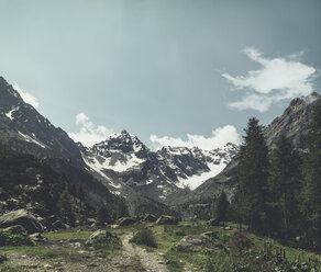 Italien, Lombardei, Chiareggio, Blick auf Gletscher, Wanderweg - DWIF000721