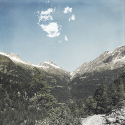 Italien, Lombardei, Chiareggio, Blick auf Gletscher, Wanderweg - DWIF000724