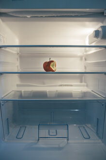Fast leerer Kühlschrank mit einem angebissenen Apfel - IPF000289