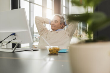 Älterer Mann im Büro, in der Pause - UUF007182