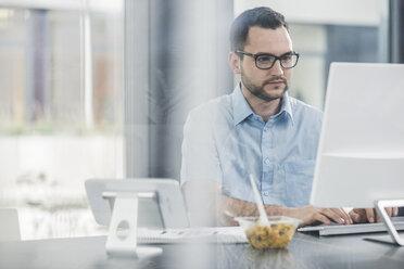 Businessman working in office - UUF007192