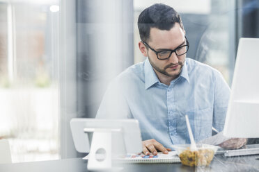 Businessman working in office - UUF007193