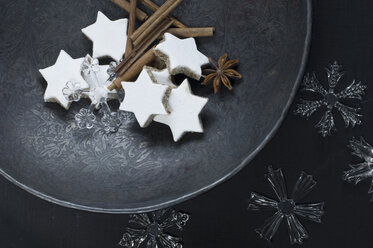 Cinnamon stars, cinnamon sticks, star anise and decoration on metal plate - ASF005887