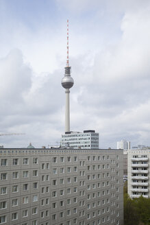 Deutschland, Berlin, Blick auf den Fernsehturm mit Betonhochhäusern im Vordergrund - JMF000376