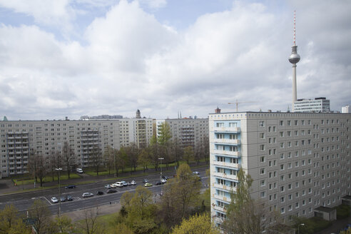 Deutschland, Berlin, Blick auf den Fernsehturm mit Betonhochhäusern im Vordergrund - JMF000377