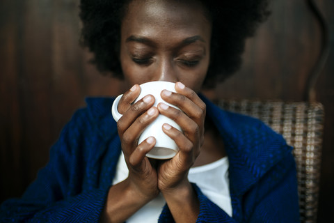 Frauenhände halten eine Tasse Kaffee, Nahaufnahme, lizenzfreies Stockfoto