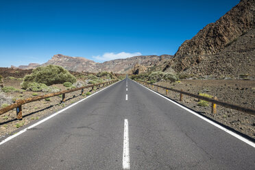 Spanien, Teneriffa, leere Straße in der Region El Teide - SIPF000369