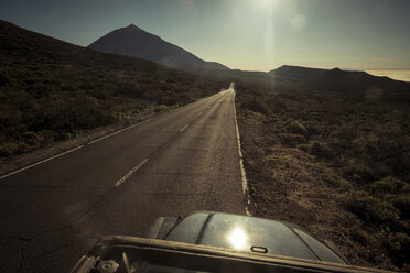 Spanien, Teneriffa, leere Straße in der Region El Teide - SIPF000372