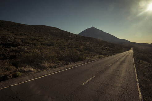 Spanien, Teneriffa, leere Straße in der Region El Teide - SIPF000373