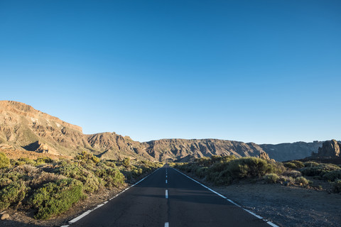 Spanien, Teneriffa, leere Straße in der Region El Teide, lizenzfreies Stockfoto