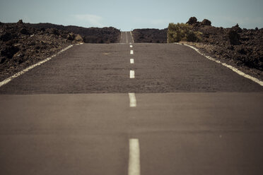 Spanien, Teneriffa, leere Straße in der Region El Teide - SIPF000375