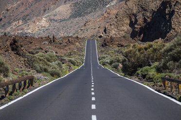Spanien, Teneriffa, leere Straße in der Region El Teide - SIPF000376