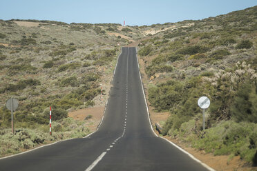 Spanien, Teneriffa, leere Straße in der Region El Teide - SIPF000377