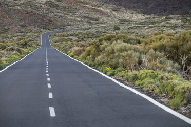 Spanien, Teneriffa, leere Straße in der Region El Teide - SIPF000382