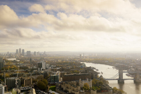 Großbritannien, London, Stadtbild mit Themse, Tower Bridge und Tower of London - BRF001310