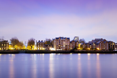 UK, London, Häuser an der Themse zur blauen Stunde - BRF001319