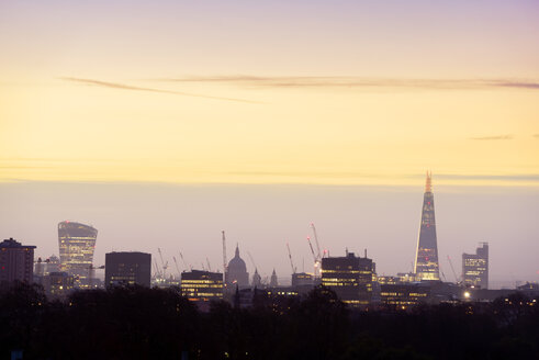 Großbritannien, London, Skyline mit 20 Fenchurch Street, St. Paul's Cathedral und The Shard in der Morgendämmerung - BRF001320
