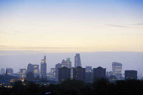 UK, London, Skyline im Morgenlicht - BRF001321