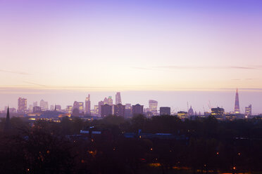 UK, London, Skyline im Morgenlicht - BRF001322