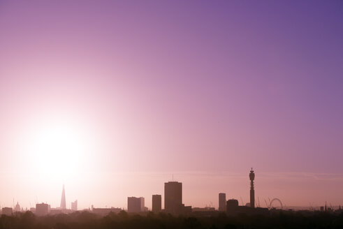 Großbritannien, London, Skyline mit St. Paul's Cathedral, The Shard, BT Tower und London Eye im Morgenlicht - BRF001323