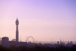 Großbritannien, London, Skyline mit BT Tower und London Eye im Morgenlicht - BRF001324