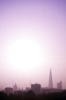Großbritannien, London, Skyline mit St. Paul's Cathedral und The Shard im Morgenlicht - BRF001325