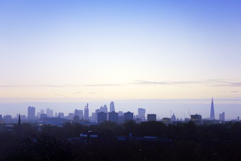 UK, London, Skyline an einem Wintermorgen - BRF001326