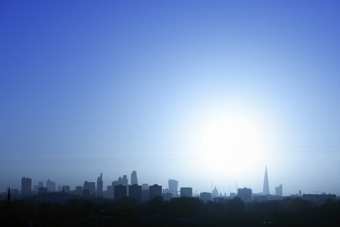 Großbritannien, London, Skyline im Gegenlicht - BRF001327