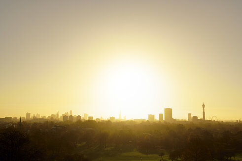 UK, London, Skyline von Primrose Hill aus gesehen im Gegenlicht - BRF001328