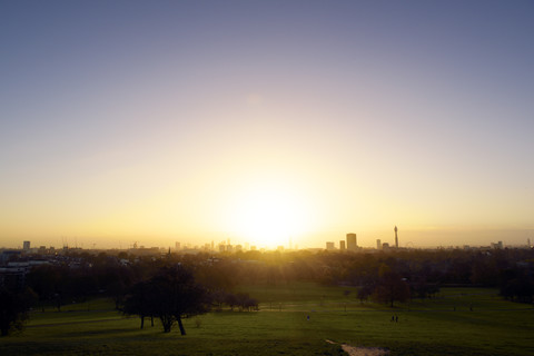 UK, London, Skyline von Primrose Hill aus gesehen im Gegenlicht, lizenzfreies Stockfoto