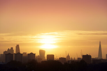 Großbritannien, London, Skyline mit St. Paul's Cathedral und The Shard im Gegenlicht - BRF001330