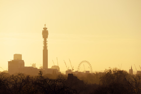 Großbritannien, London, Skyline mit BT Tower und London Eye im Morgenlicht, lizenzfreies Stockfoto