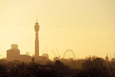 Großbritannien, London, Skyline mit BT Tower und London Eye im Morgenlicht - BRF001332