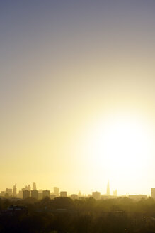 UK, London, Skyline von Primrose Hill aus gesehen im Gegenlicht - BRF001334