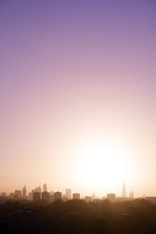 UK, London, Skyline im Morgenlicht - BRF001335