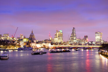 Großbritannien, London, Skyline mit Themse in der Morgendämmerung - BRF001336
