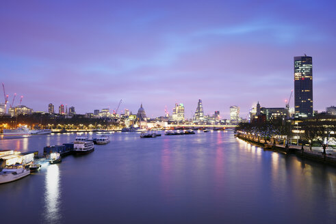 Großbritannien, London, Skyline mit Themse in der Morgendämmerung - BRF001337