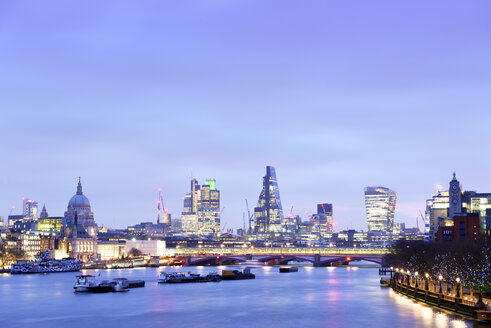 Großbritannien, London, Skyline mit Themse in der Morgendämmerung - BRF001338